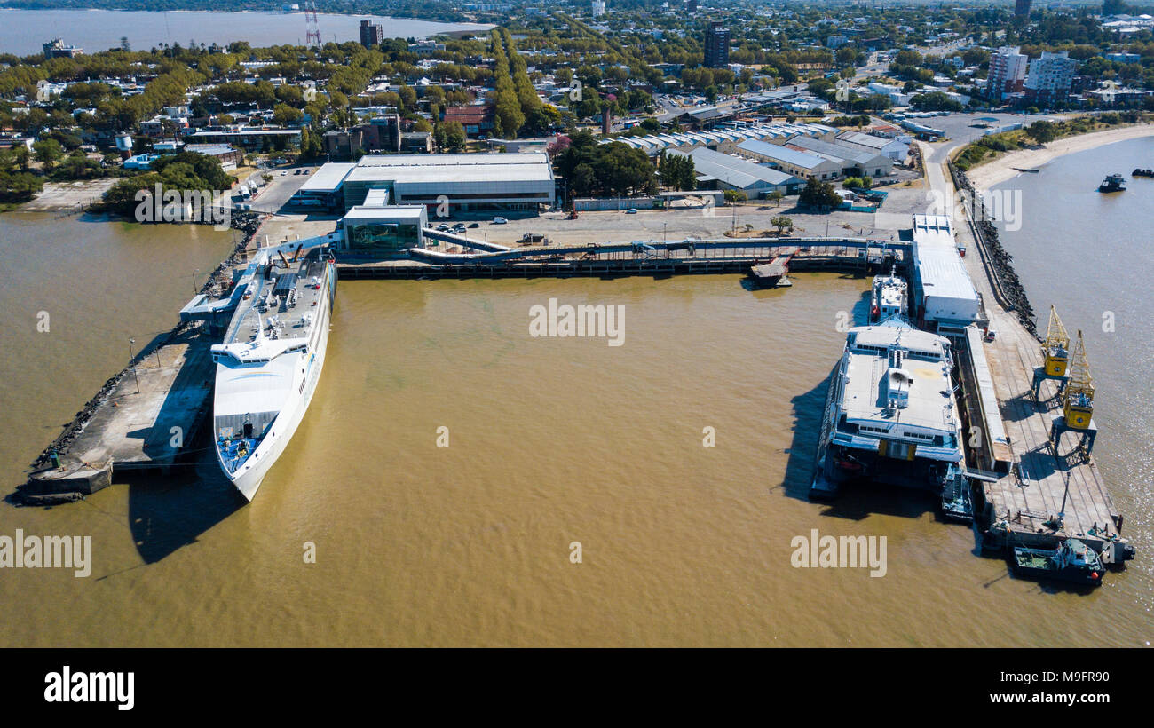 Ferry de Buquebus entre Colonia, Uruguay y Buenos Aires, Argentina  Fotografía de stock - Alamy