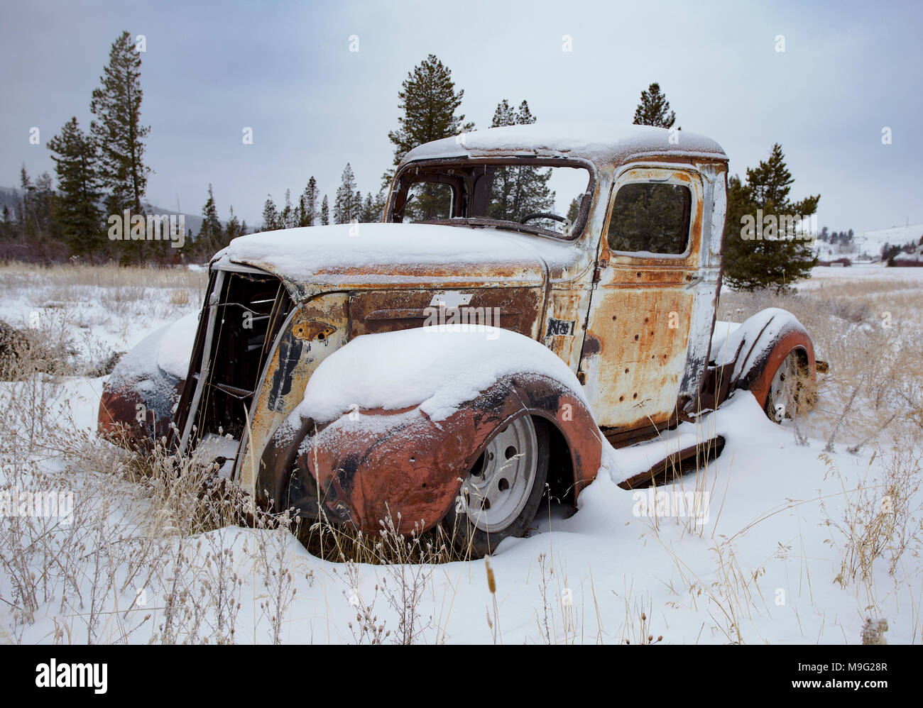 Una camioneta Chevrolet 1937 varilla de rata en un paisaje cubierto de nieve cerca de Silver Lake Montana. Foto de stock