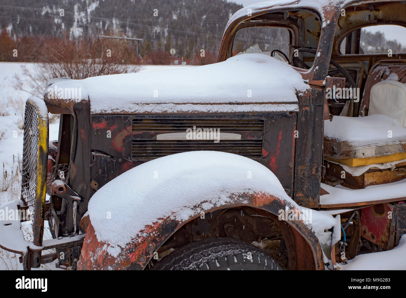 La parte delantera de un blanco 1947 Super Power 2 1/2 tonelada pole carretilla en un paisaje cubierto de nieve cerca de Silver Lake, Montana. Foto de stock