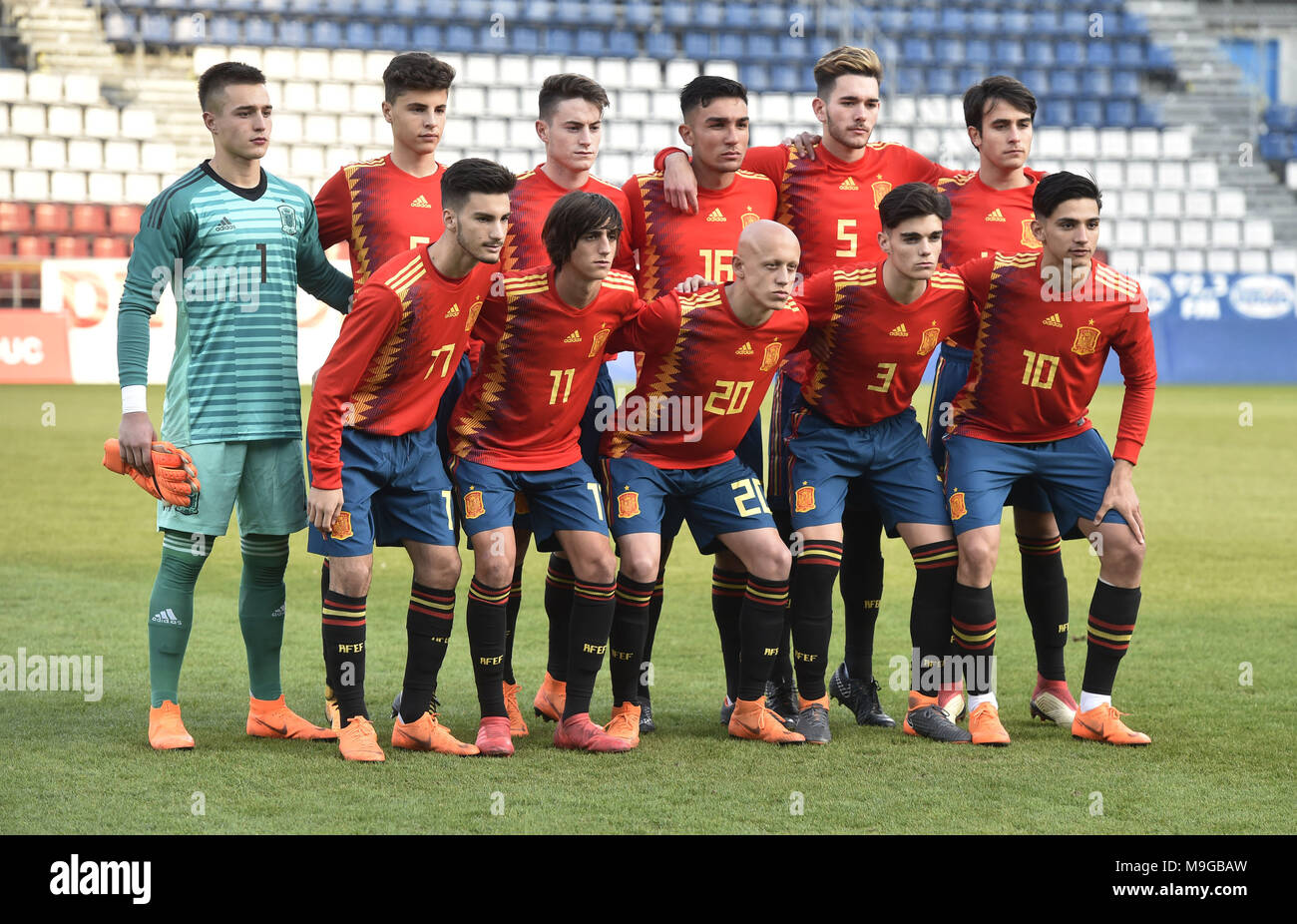 Los jugadores de fútbol español, el equipo de menores de 17 años suponen  para los fotógrafos antes del calificador para el campeonato europeo de  fútbol menores de 17 años hoy en Olomouc,