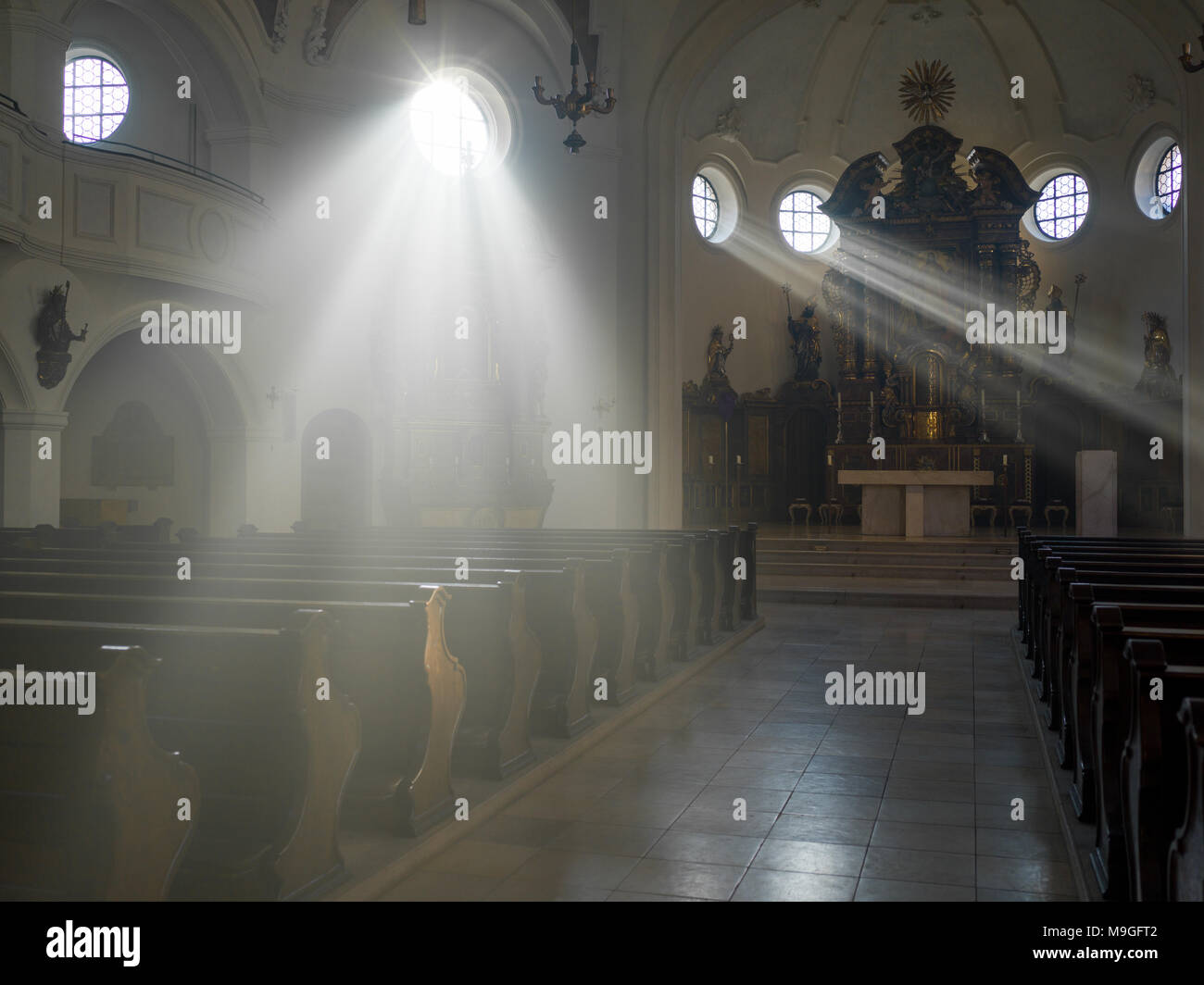 Iglesia,arquitectura,Catedral,religión,viajar,marmol,altar,arco,hotel,castillo,ciudad,pasillo,antigua,techo,incienso,niebla,la pascua,Dios,basílica,cruz,santo Foto de stock