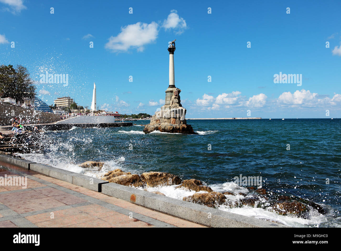 Sebastopol, la Crimea, Ucrania - Agosto 17, 2012: la gente en el terraplén frente al monumento a los saboteado los buques de guerra. El monumento fue construido en 1 Foto de stock