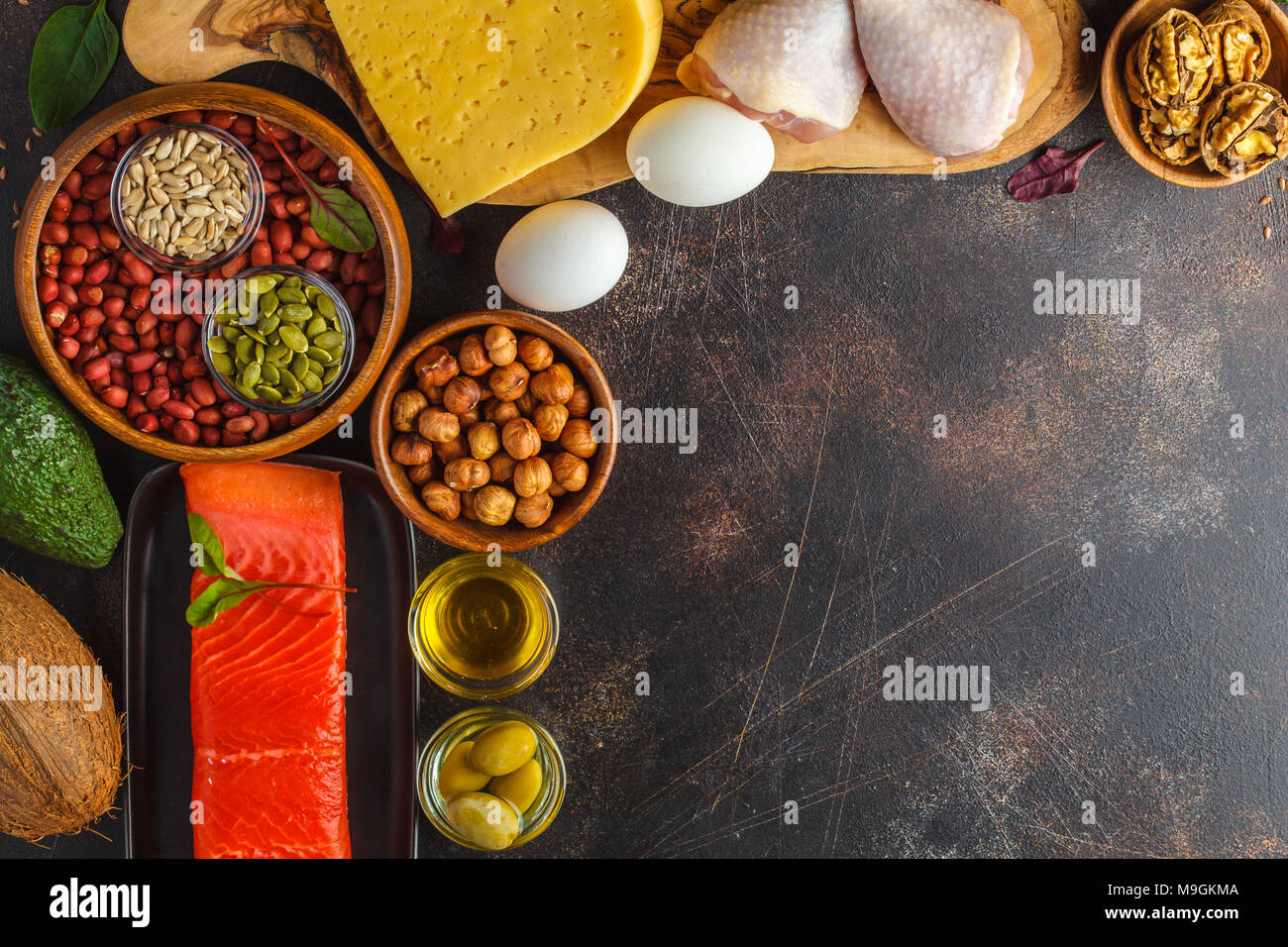 Dieta ceto concepto. Equilibrado de fondo comida baja en hidratos de carbono.  Verduras, pescado, carne, queso, nueces, sobre un fondo oscuro Fotografía  de stock - Alamy