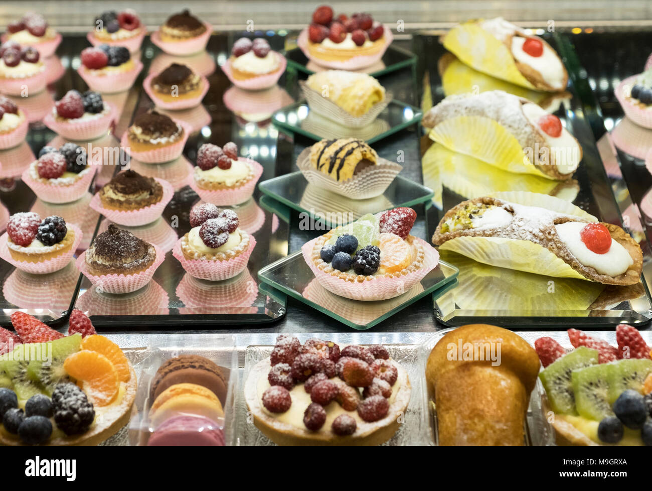 Amplia selección de bollería y pastelería en la pantalla de cristal refrigerada vitrina interior café restaurante italiano, Roma, Italia Foto de stock