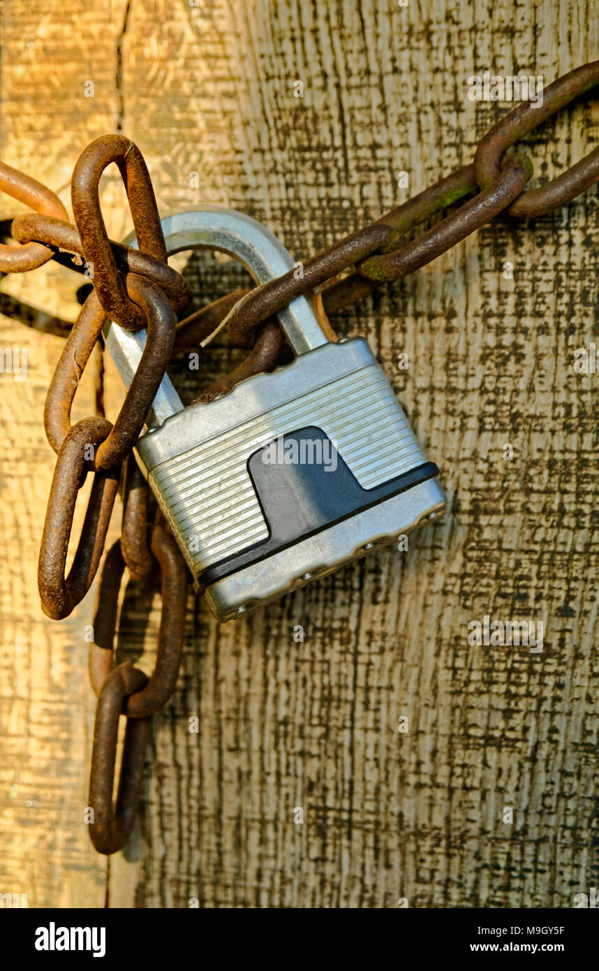 Caja de papel cerrada con cadena y candado Imagen Vector de stock - Alamy