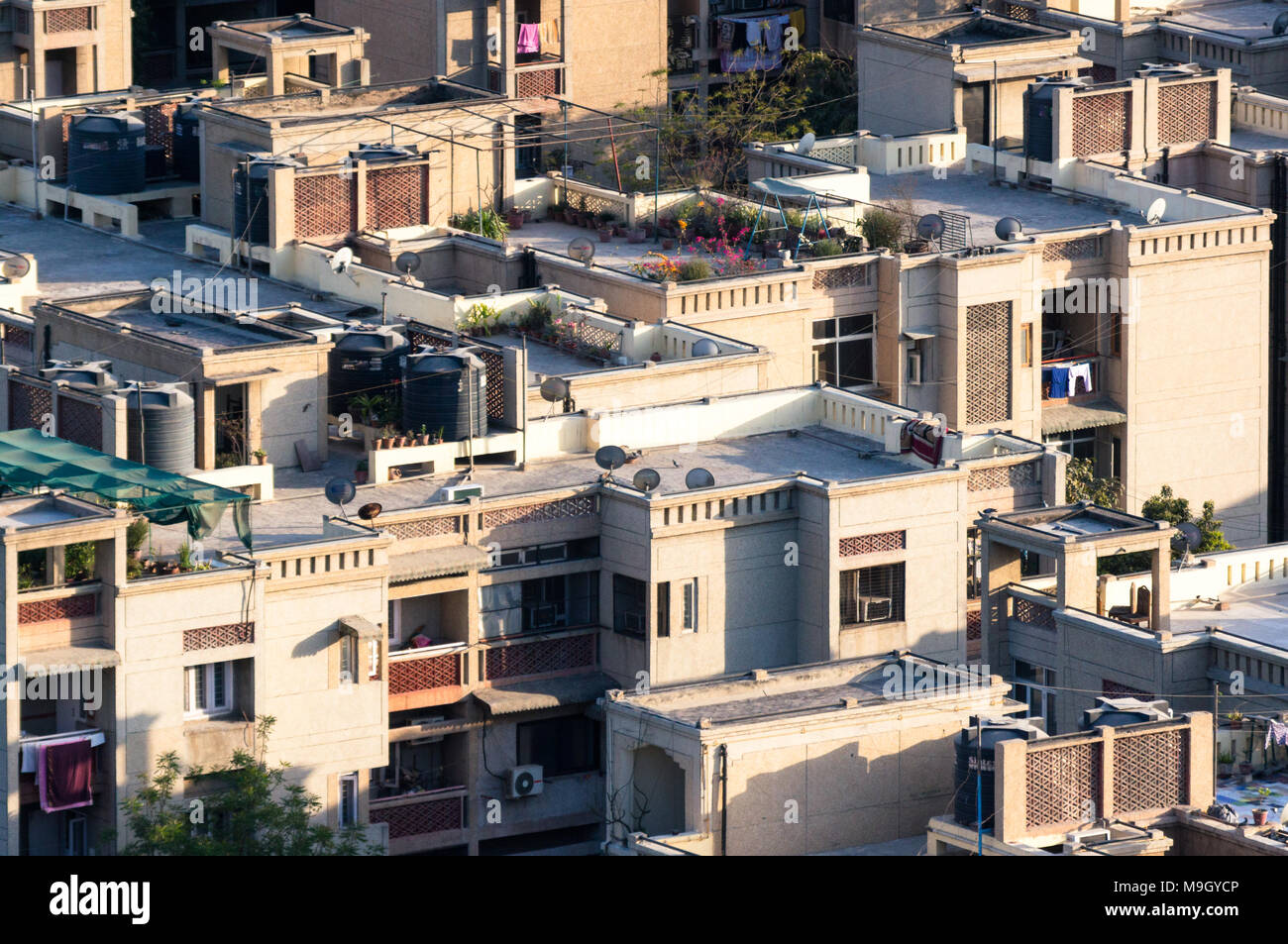 Casas residenciales de hormigón construido para albergar a la creciente población de Noida