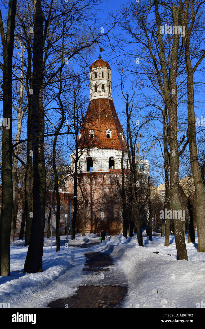 Moscú, Rusia - el 24 de marzo. 2018. Sal de la torre Monasterio Simonov Foto de stock