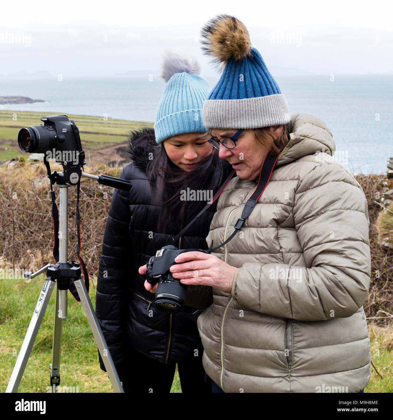 Mujer joven fotografiar paisajes en el condado de Kerry, Irlanda Foto de stock