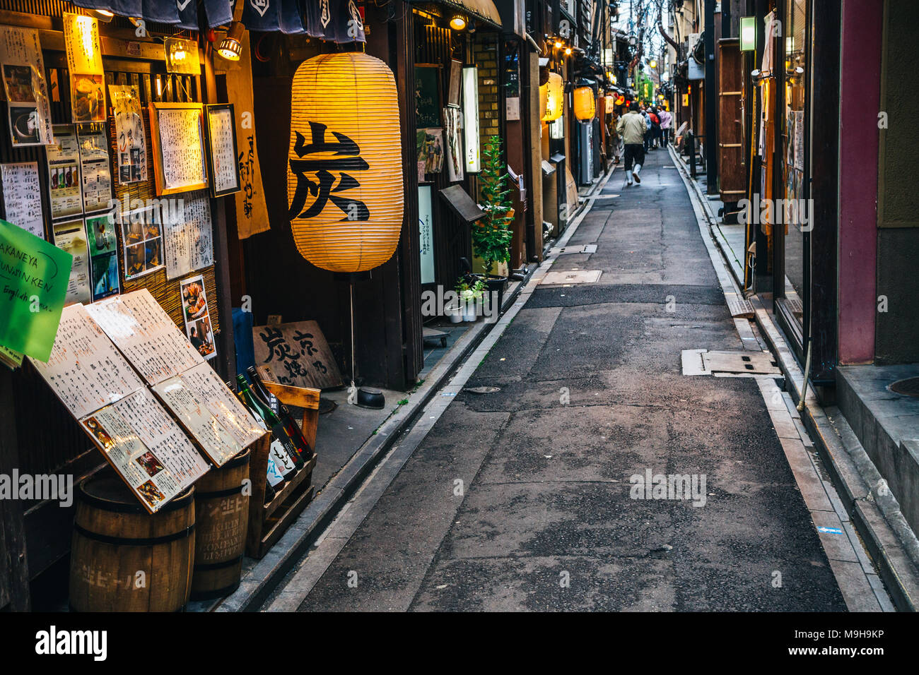 Kyoto, Japón - Abril 4, 2016 : Pontocho, un restaurante japonés y un pub alley al atardecer Foto de stock