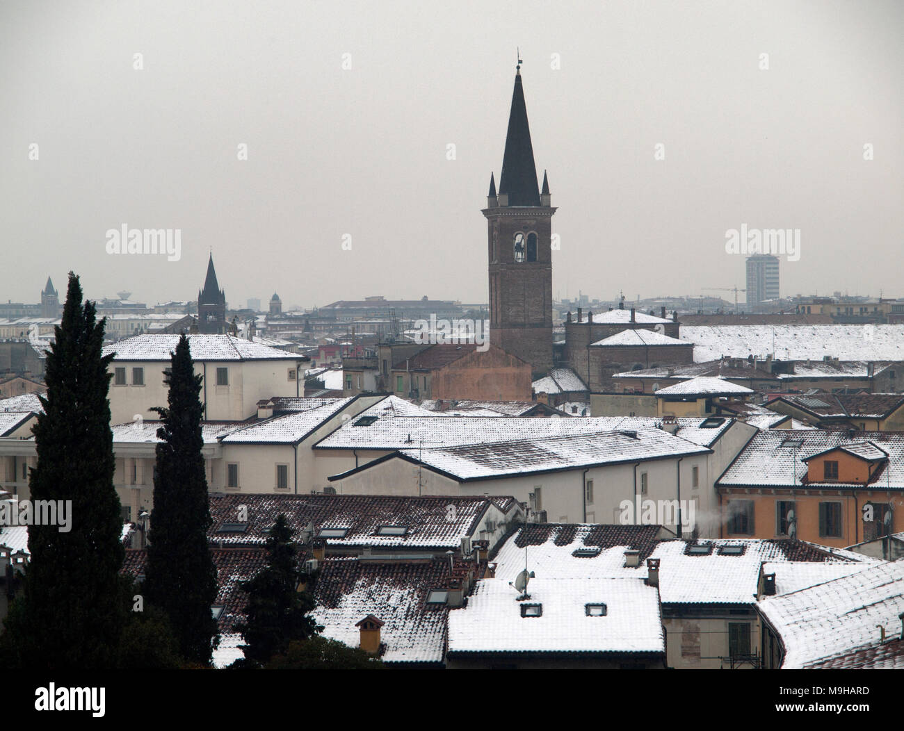Los techos cubiertos de nieve de Verona en un día de invierno Foto de stock