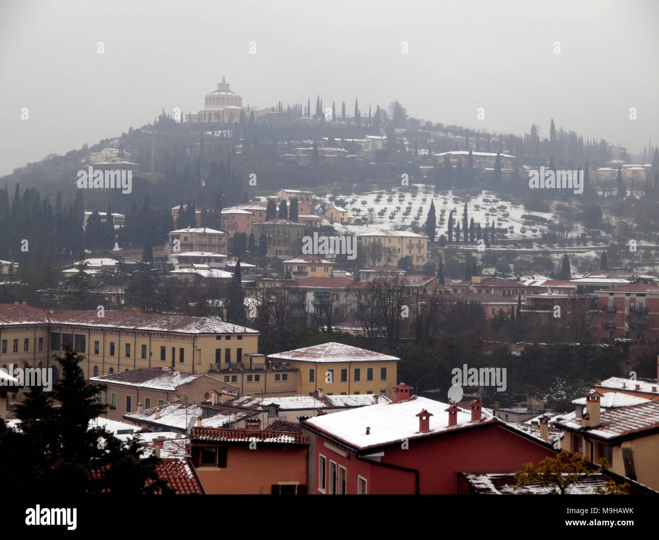 Los techos cubiertos de nieve de Verona en un día de invierno Foto de stock