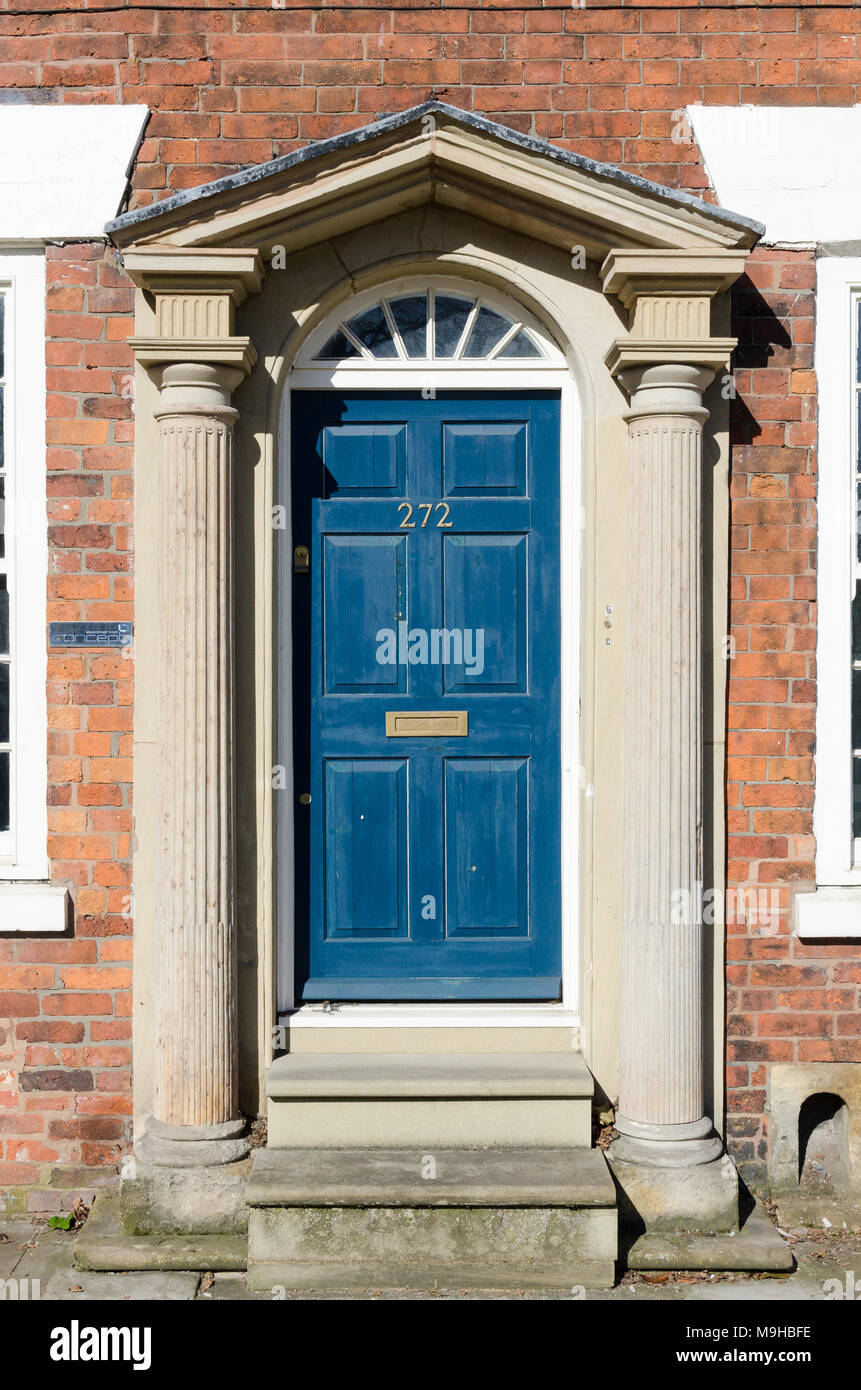 puertas delanteras pintadas y molduras