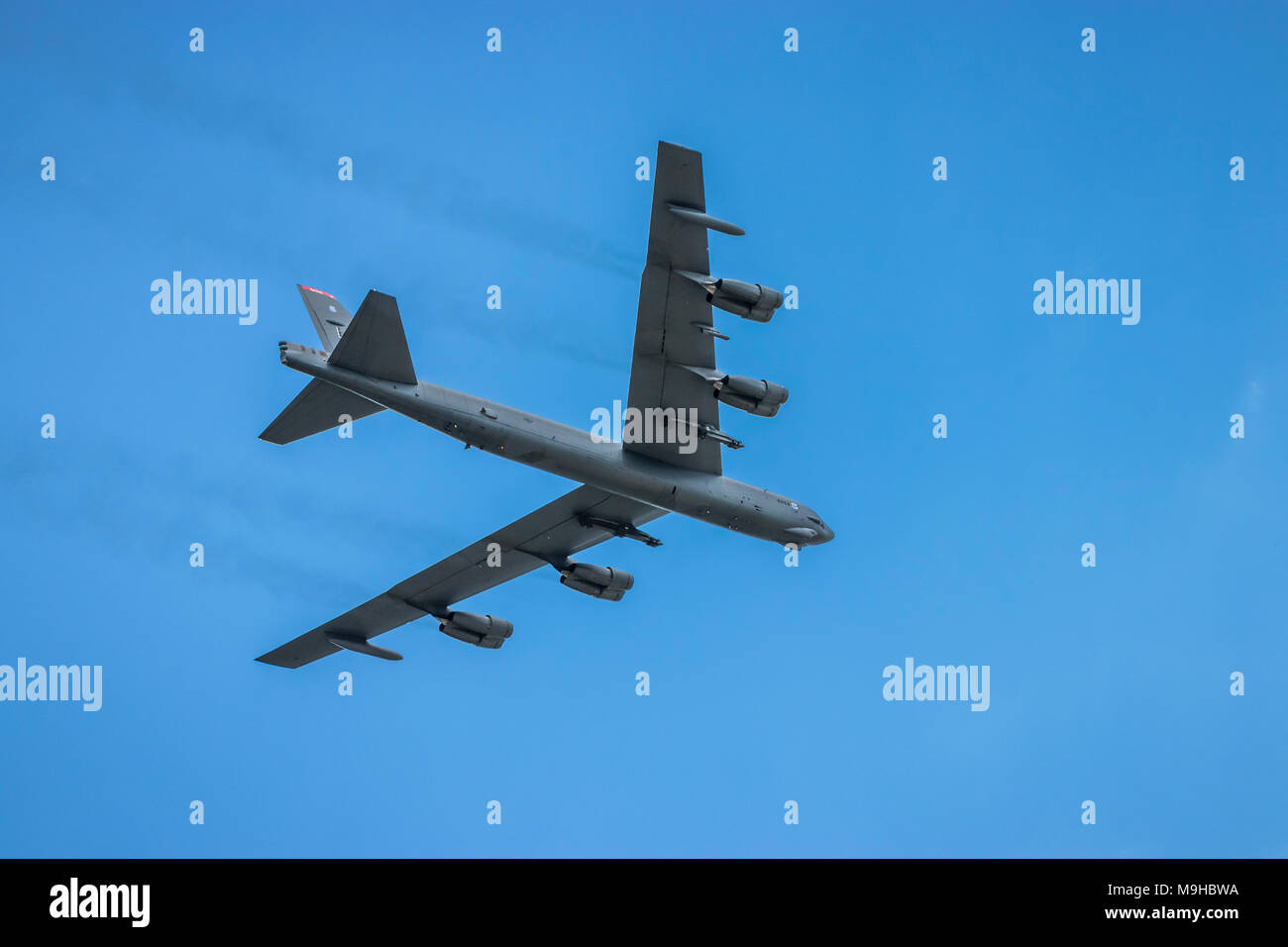 El Poderoso Buff Boeing B-52 Stratofortress bombardero en vuelo en el 2017 Airshow en Duluth, Minnesota, USA. Foto de stock