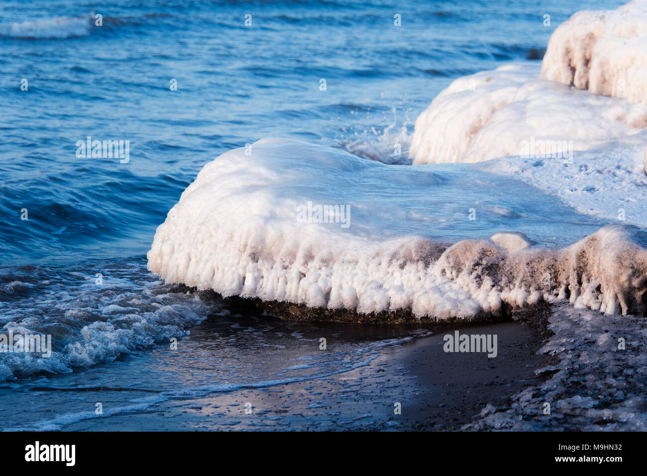 Una hermosa agua salada congelada en la playa del mar Báltico. Formaciones  de hielo en invierno. Paisaje con mar y hielo Fotografía de stock - Alamy