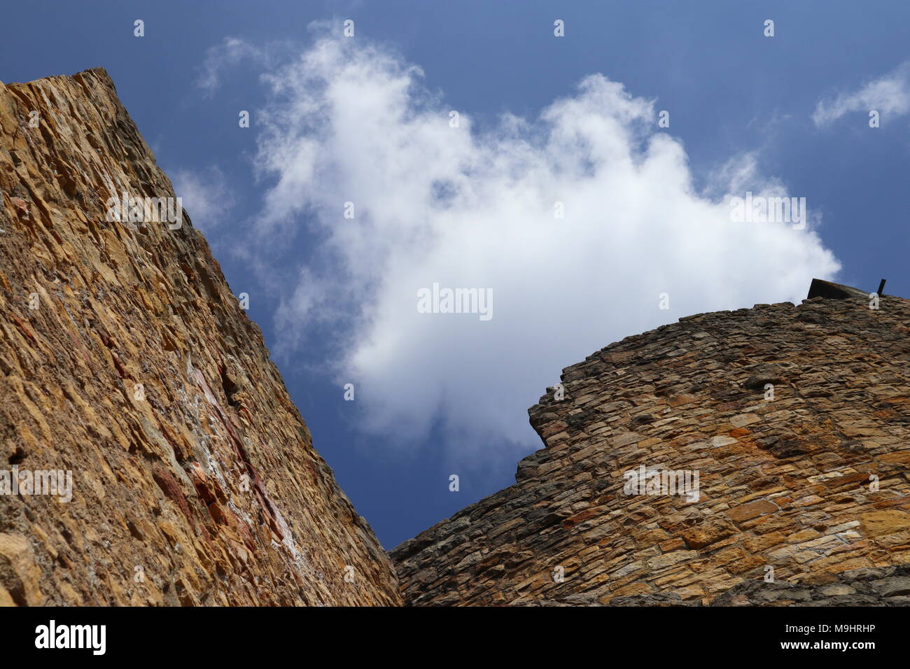 Muralla Medieval, la piedra ocre, cielo azul con una nube blanca, buen clima, Schloss Rötteln Foto de stock