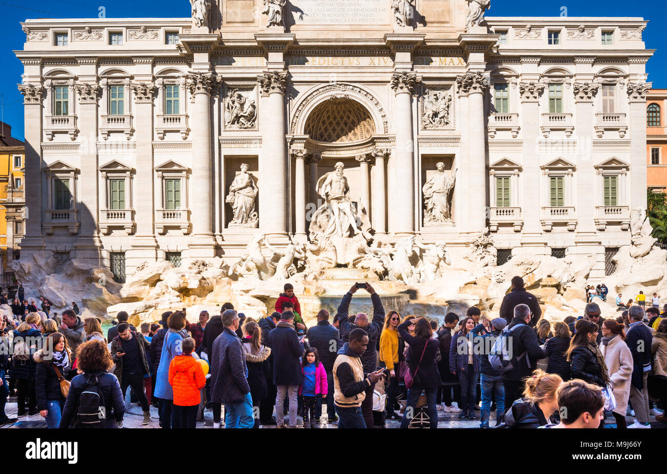 Las multitudes de turistas a la Fontana de Trevi (Fontana di Trevi) en Roma, Lazio, Italia. Foto de stock