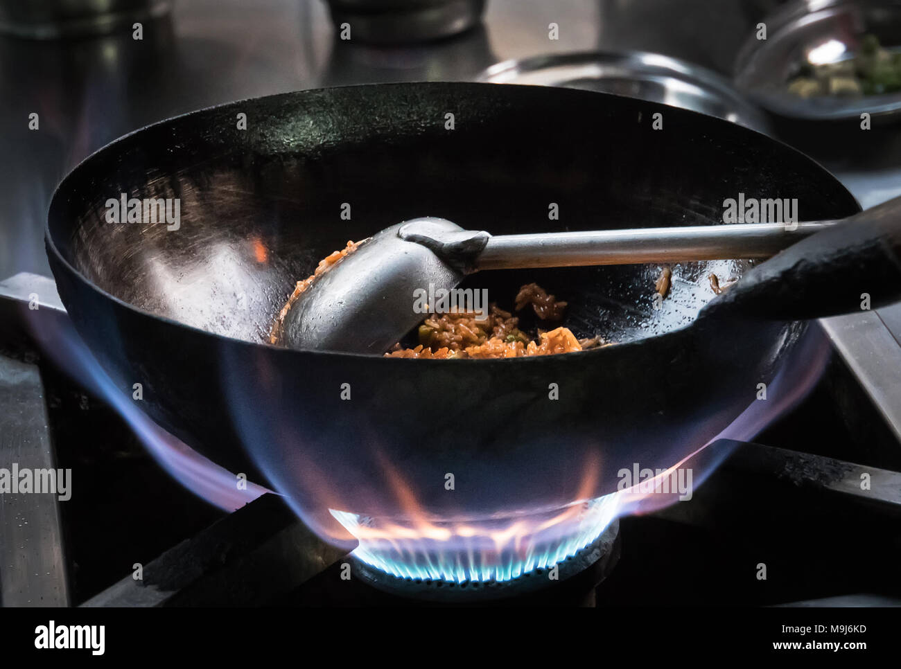 Primer plano de una olla para cocinar arroz en un quemador de gas