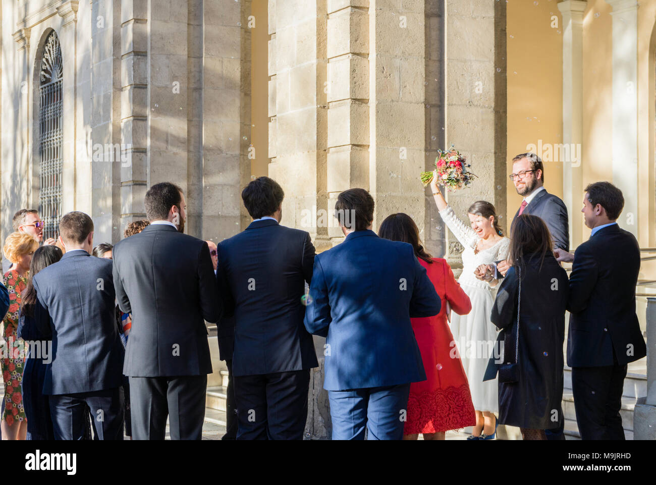 Las parejas recién casadas/ casados que sale de la oficina del registro civil en el Ayuntamiento de Sevilla, Andalucía, España 2018 Foto de stock