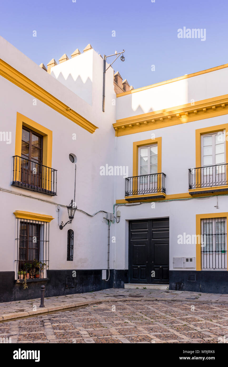 Las típicas casas blancas a lo largo del Patio de Banderas plaza/ patio en  el centro histórico de la ciudad de Sevilla, Andalucía, España Fotografía  de stock - Alamy