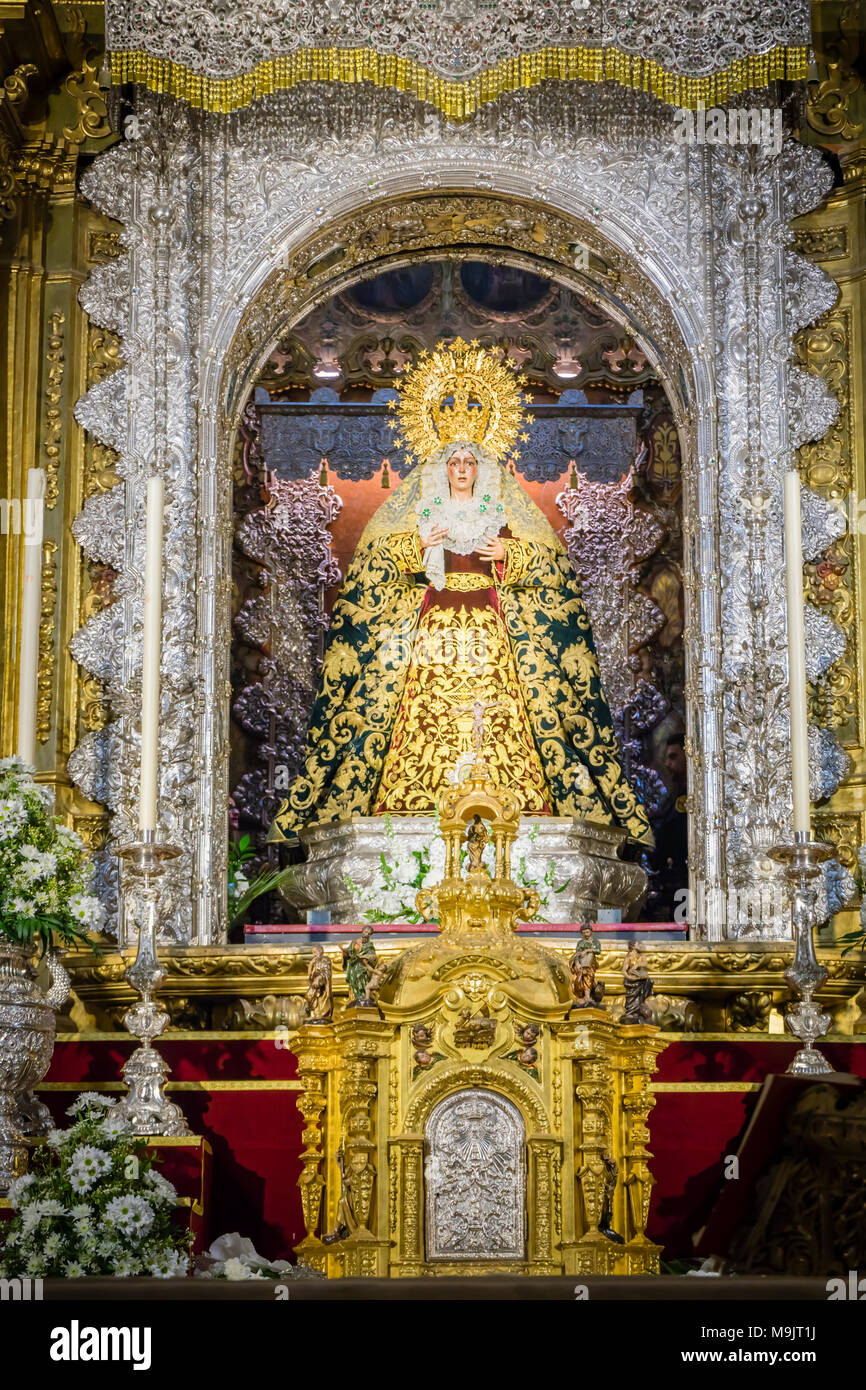 La estatua de la Virgen de la Esperanza Macarena (Virgen de la Esperanza Macarena) en la Basílica de la Macarena (la iglesia de la Macarena en Sevilla, Andalucía, España Foto de stock
