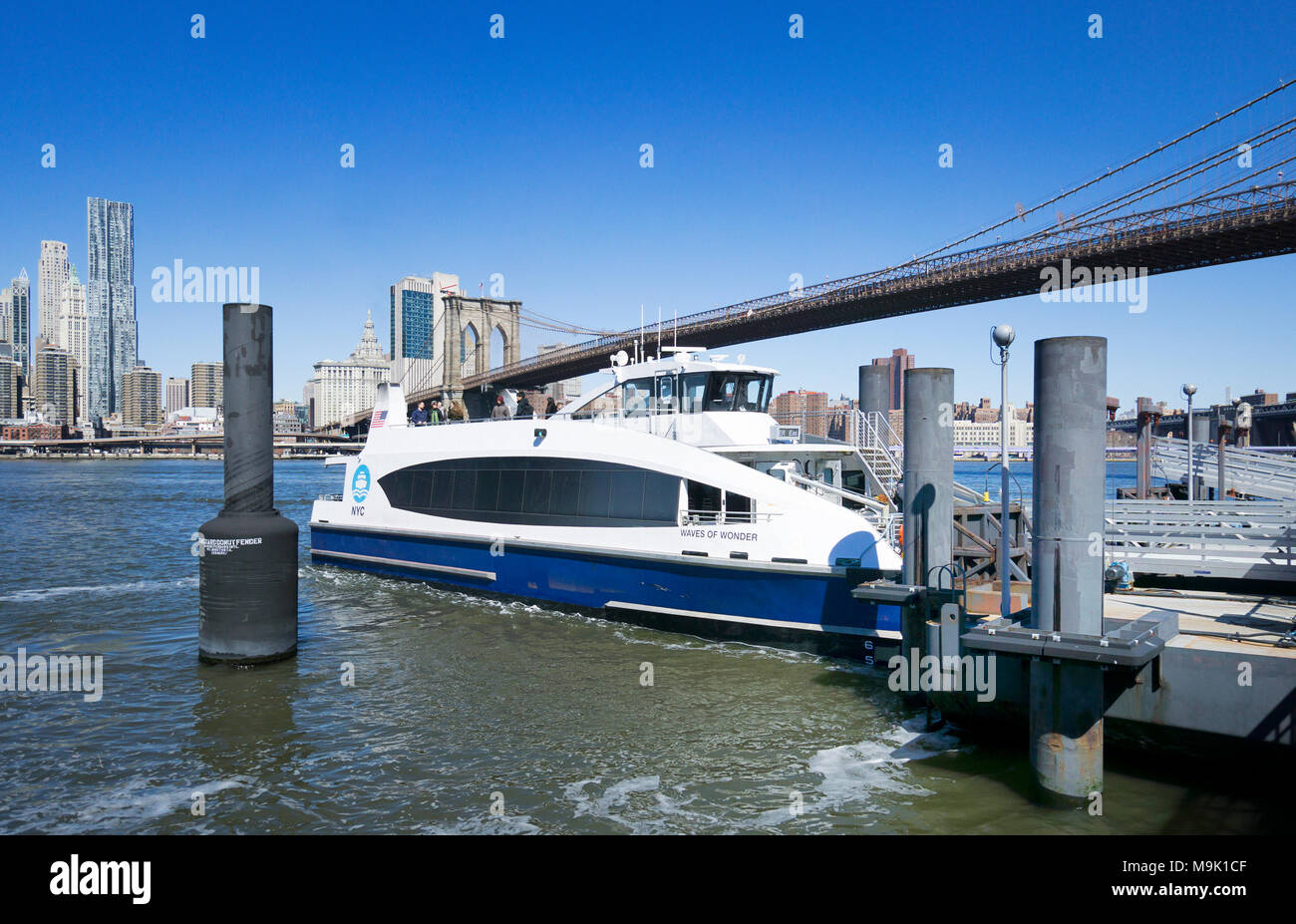 Acoplamiento de Ferry NYC en Dumbo pier con puente de Brooklyn arriba