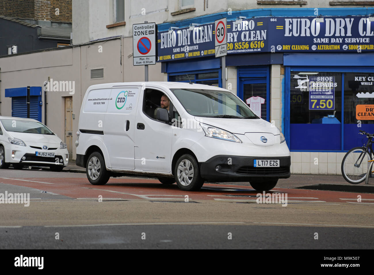Un blanco Nissan e-NV200 furgón eléctrico hace entregas en el norte de Londres, Reino Unido. Con marca: cero emisiones entregas' Foto de stock