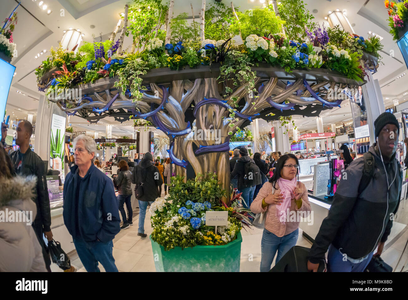 Tienda insignia Macy's en Herald Square en Nueva York está adornado con arreglos florales para la 44ª anual de Macy's Flower Show, el de la inauguración Domingo, 25 de marzo