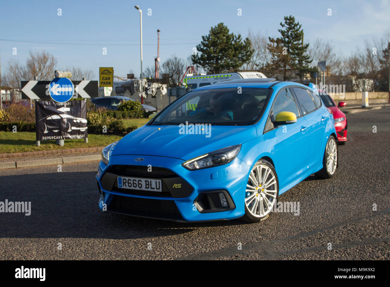 Blue ford focus rs on road fotografías e imágenes de alta resolución - Alamy