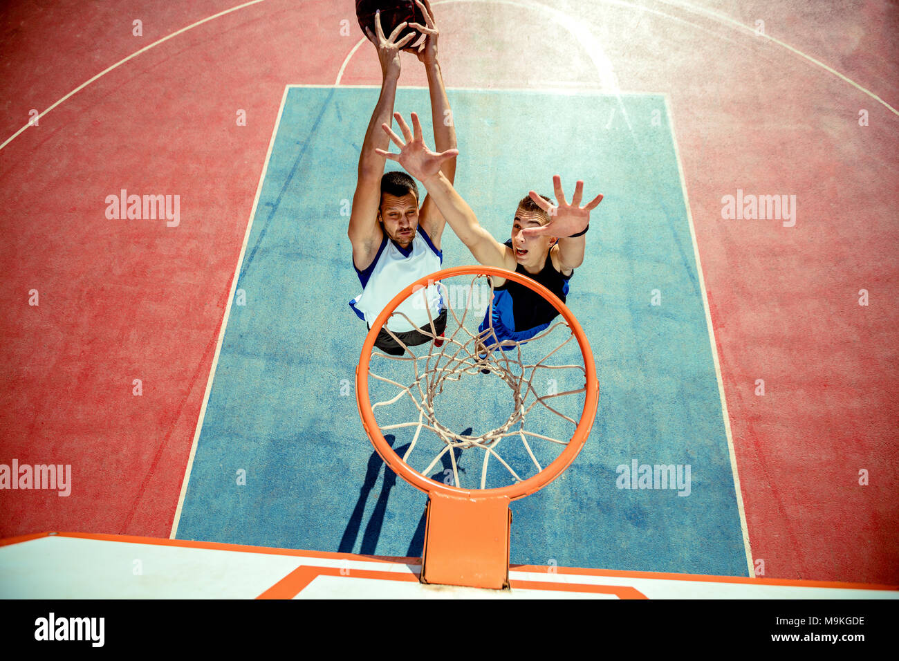 Un alto ángulo de visualización del jugador de baloncesto, mojando en el aro de baloncesto Foto de stock