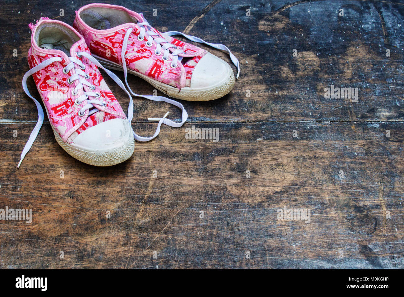 Rosa y zapatos blancos con amor forma Correa. Zapatos rosa viejo. Rosa  desgastados zapatos blancos Flat lay en viejo pizarrón Fotografía de stock  - Alamy