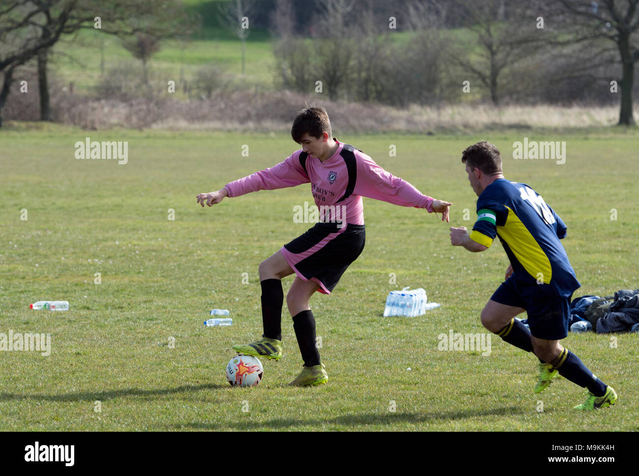 Domingo de fútbol de la Liga, Leamington Spa, Warwickshire, Inglaterra, Reino Unido. Foto de stock