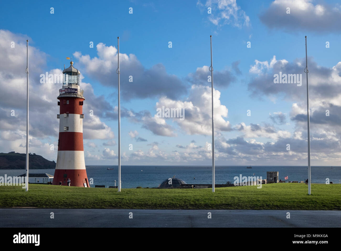 Smeaton's Tower Eddystone lighthouse sobre la azada en Plymouth, Devon, Reino Unido, con vistas al mar en un día luminoso. Foto de stock