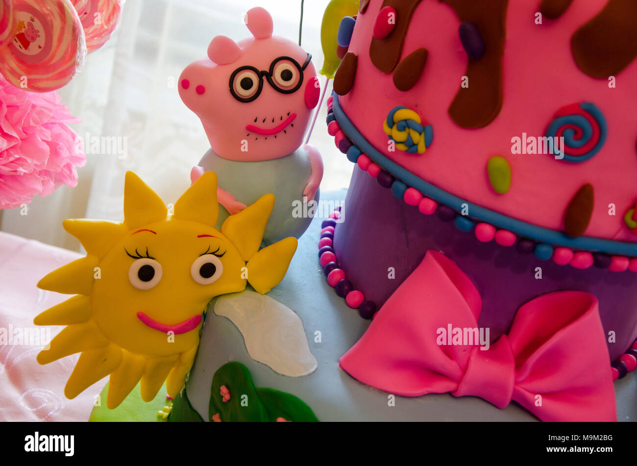 Fiesta infantil, decoración, torta con temática de Peppa pig Fotografía de  stock - Alamy
