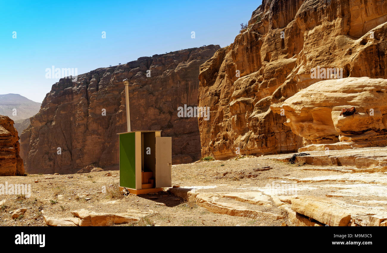 Retrete móvil configurado para turistas en el camino hacia el gran monumento Ad Deir en Petra, Wadi Musa, Jordania, oriente medio Foto de stock