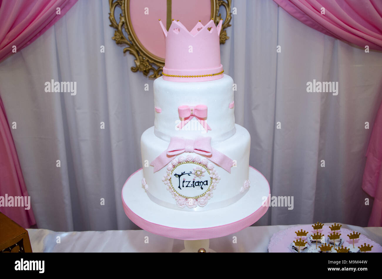 Torta blanca de un Baby Shower Fotografía de stock - Alamy