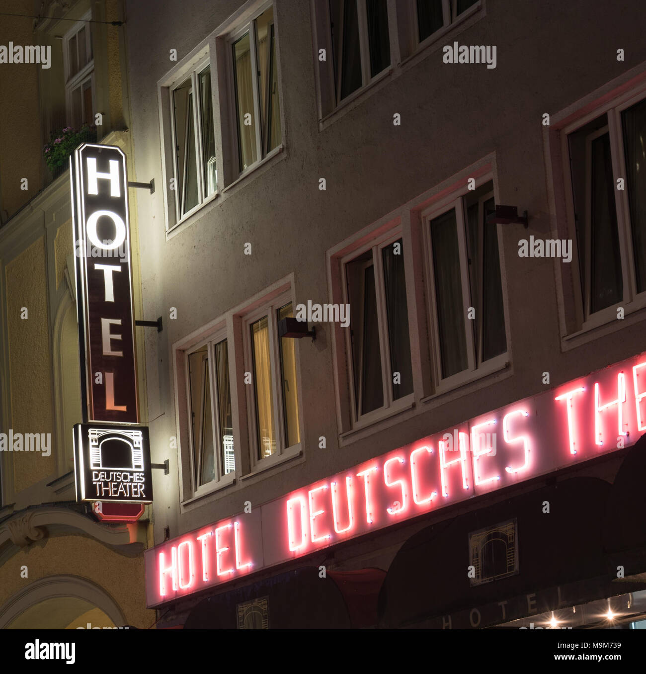 MUNICH, Alemania - 11 de septiembre de 2017; iluminados hotel firmar y luminoso de neón rojo y blanco en la pared exterior del hotel art nouveau. Foto de stock