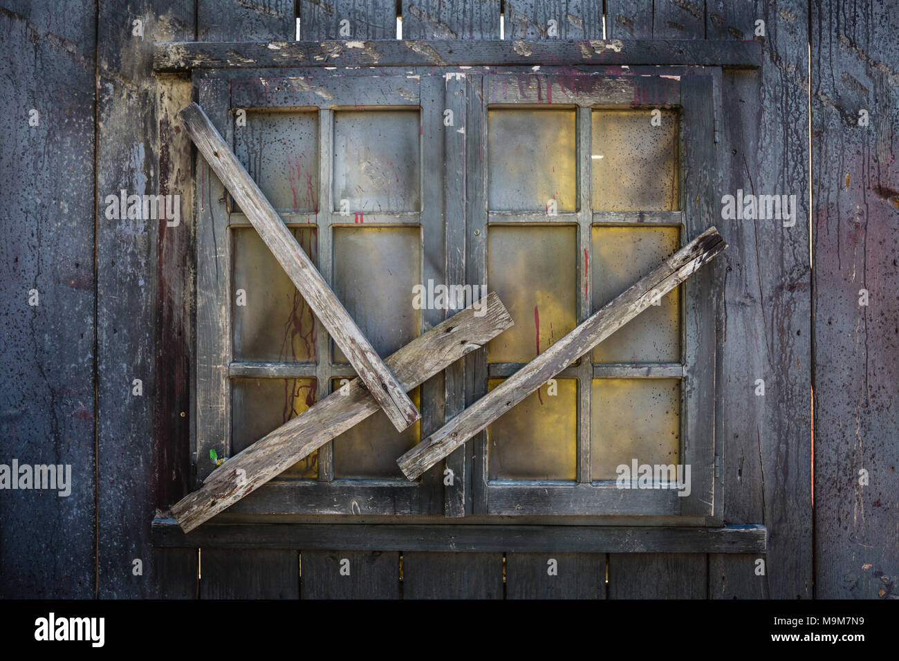 mercado muerto Favor Cierra la ventana de madera prohibido con tablones de madera Fotografía de  stock - Alamy
