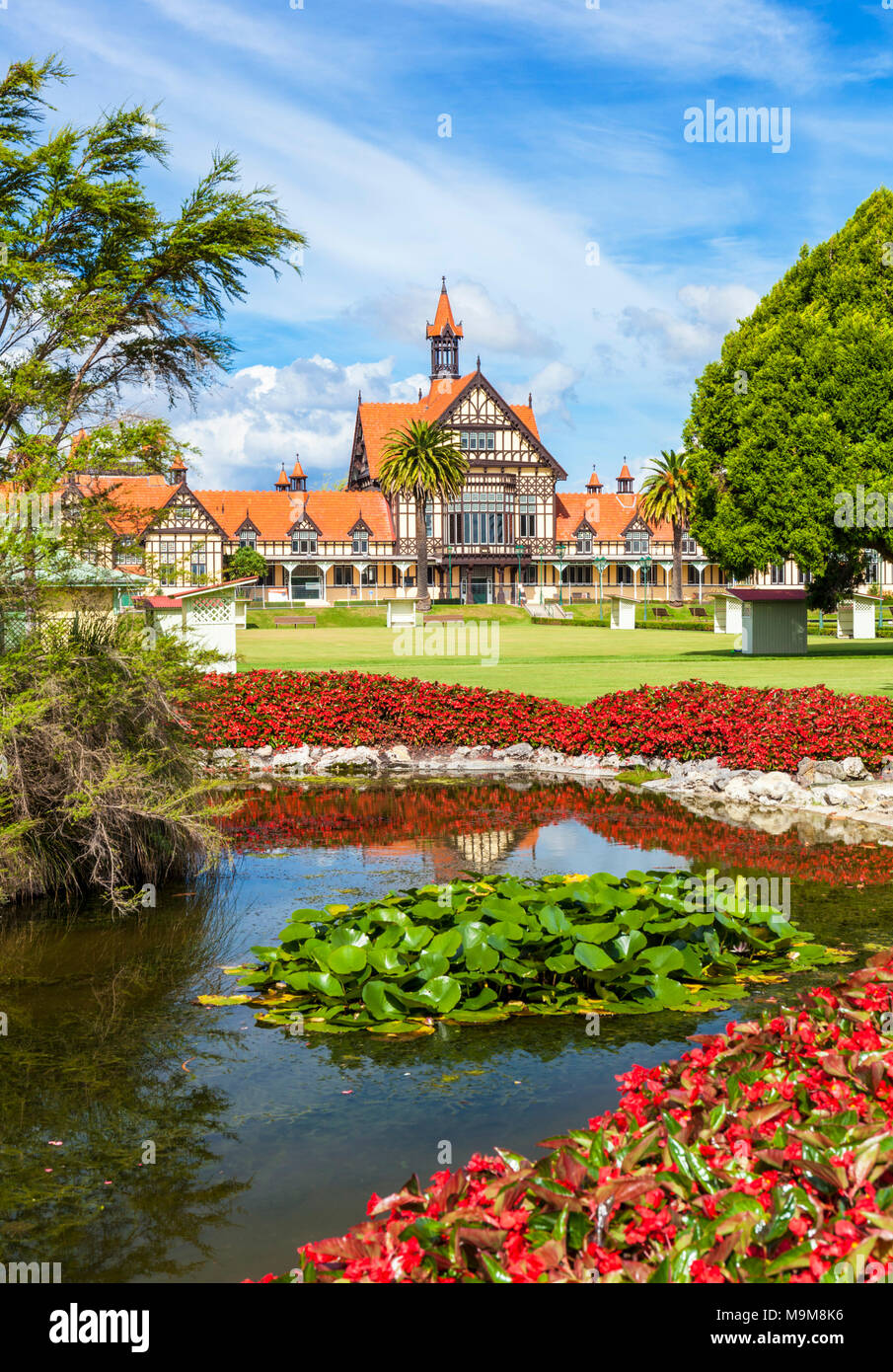 Nueva Zelanda ROTORUA Nueva Zelanda Rotorua Museo de estilo tudor Government Gardens ciudad de Rotorua en la Isla del Norte, Nueva Zelanda Foto de stock