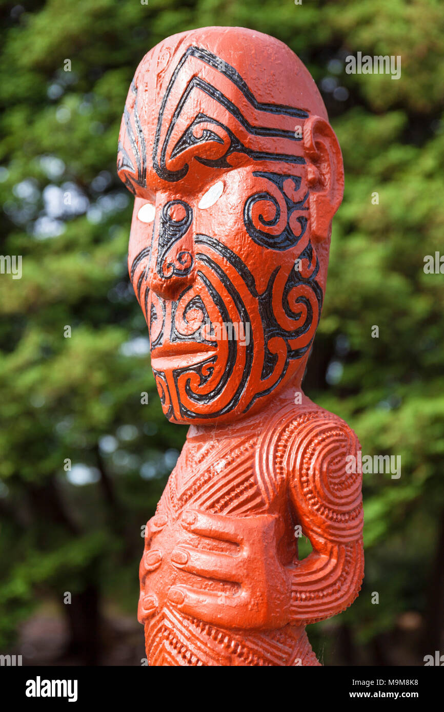 Nueva Zelanda ROTORUA talla maorí de Nueva Zelandia tatuajes faciales cara tatuaje maorí los jardines del gobierno de la isla del norte de Nueva Zelanda ROTORUA nz Foto de stock