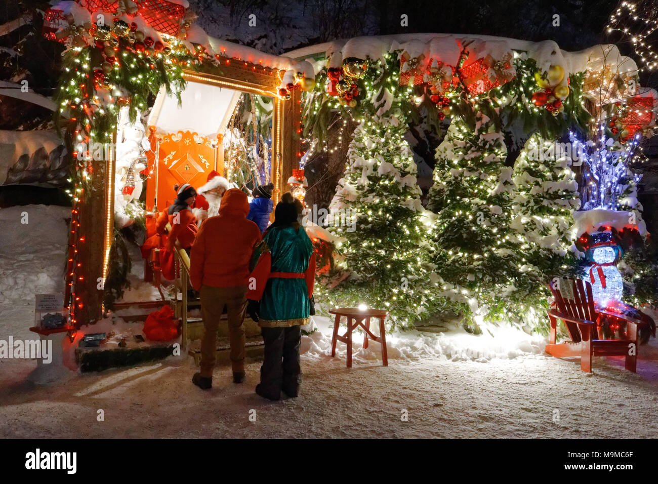 La gente que habla a Papá Noel en la Rue Petit Champlain en Quebec Canadá Foto de stock