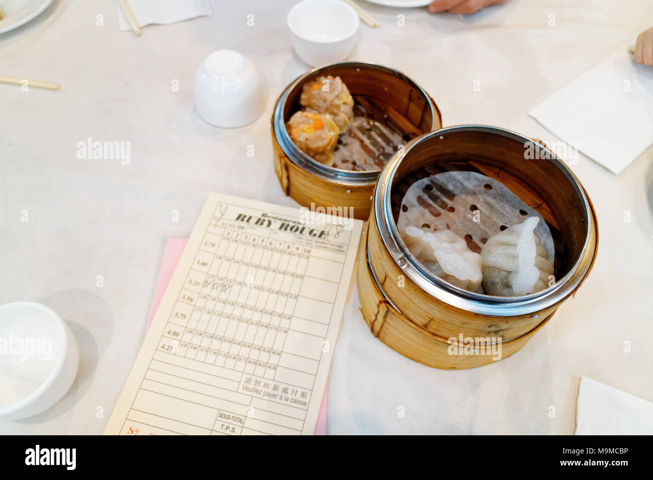 Un plato chino en su canasta de mimbre en el famoso restaurante dim sum Ruby Rouge en el Chinatown de Montreal Foto de stock