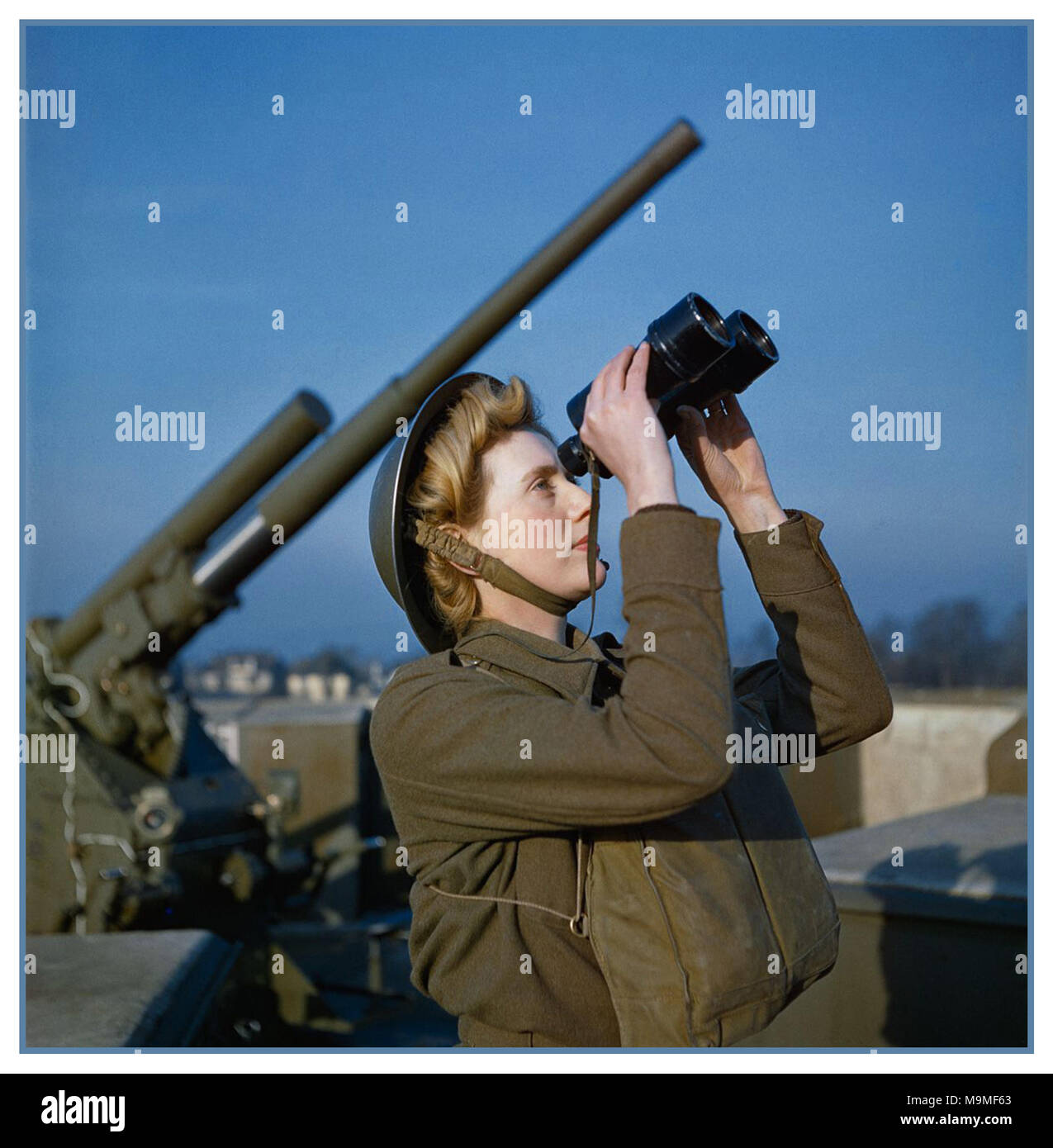 1940 WW2 de diciembre de 1942 Servicio Territorial auxiliar británica (ATS) 'spotter' en un 3.7-pulgadas anti-avión 'ack ack" sitio de pistola buscando signos visuales de la Alemania Nazi, aviones enemigos o bombas volantes Foto de stock