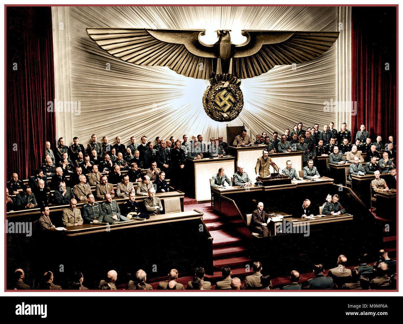 1940 Vintage WW2 Adolf Hitler pronuncia un discurso en la Casa de Ópera de Kroll a los hombres del Reichstag (Parlamento) sobre el tema de Roosevelt y la guerra en el Pacífico, declarando la guerra a los Estados Unidos. Berlín 1941 Foto de stock