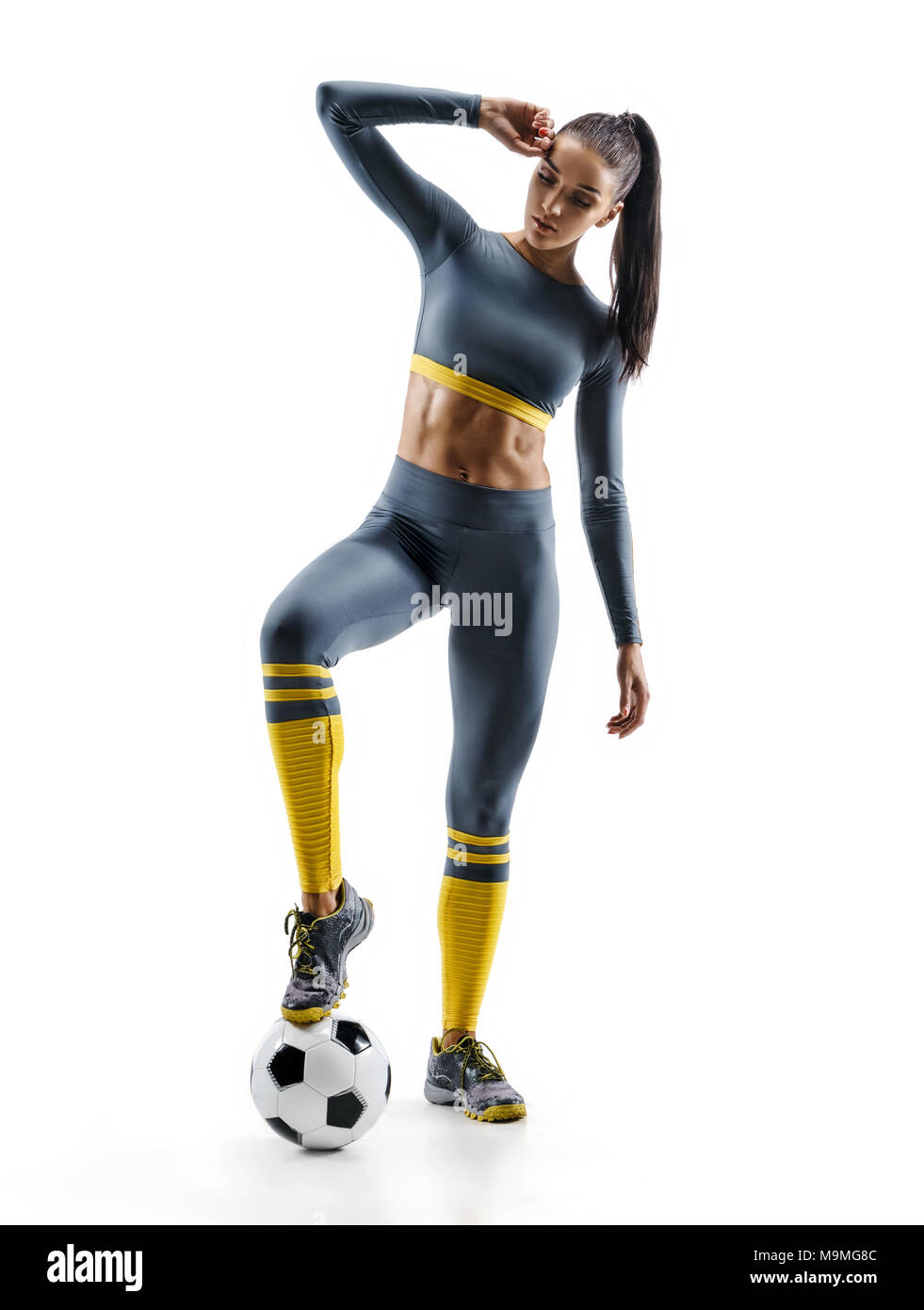 Listo para jugar. Mujer de pie del jugador de fútbol en silueta aislado  sobre fondo blanco. Deporte y vida sana Fotografía de stock - Alamy