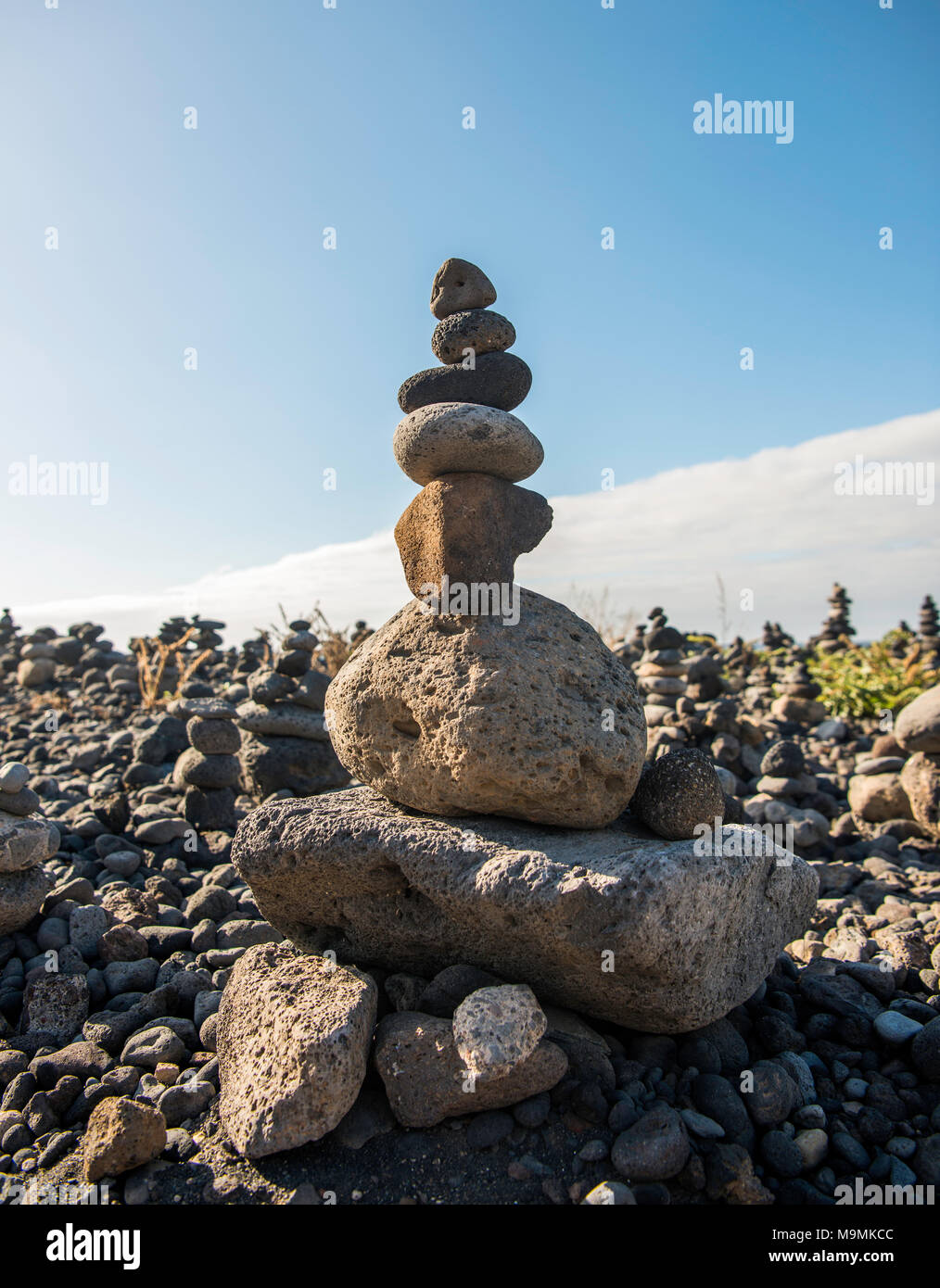 Piedras apiladas, Cairns, pirámides, Playa del Castillo, Puerto de la Cruz, Tenerife, España Foto de stock