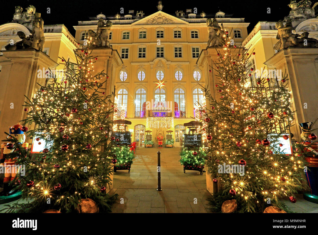 Palais Gräfin Cosel con decoración de Navidad en Neumarkt, Dresde, Sajonia, Alemania Foto de stock
