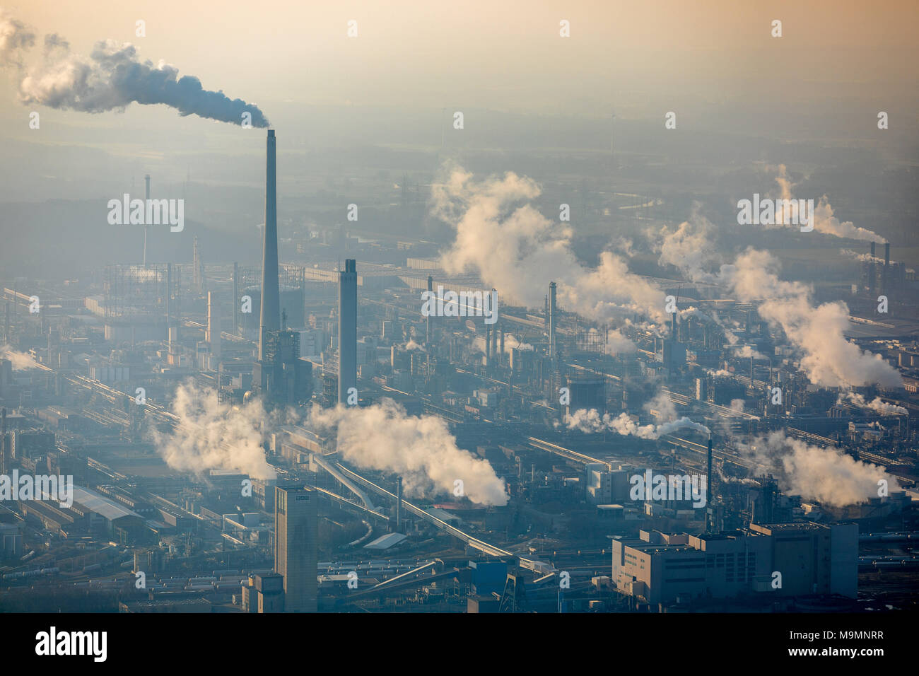 Fumar chimeneas de plantas químicas, Chemiepark margas con Sasol Germany GmbH, Marl, área de Ruhr, Renania del Norte-Westfalia, Alemania Foto de stock