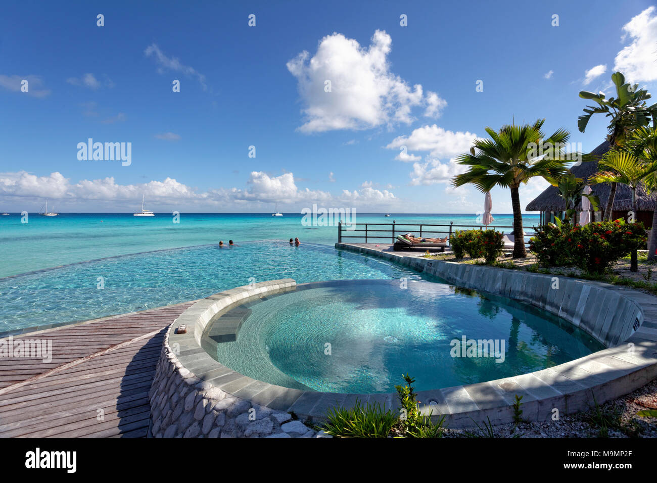 Piscina al lado del mar, océano Pacífico, Hotel Resort & Spa KiaOra, Rangiroa, Islas Sociedad, Polinesia Francesa, las Islas de Barlovento Foto de stock