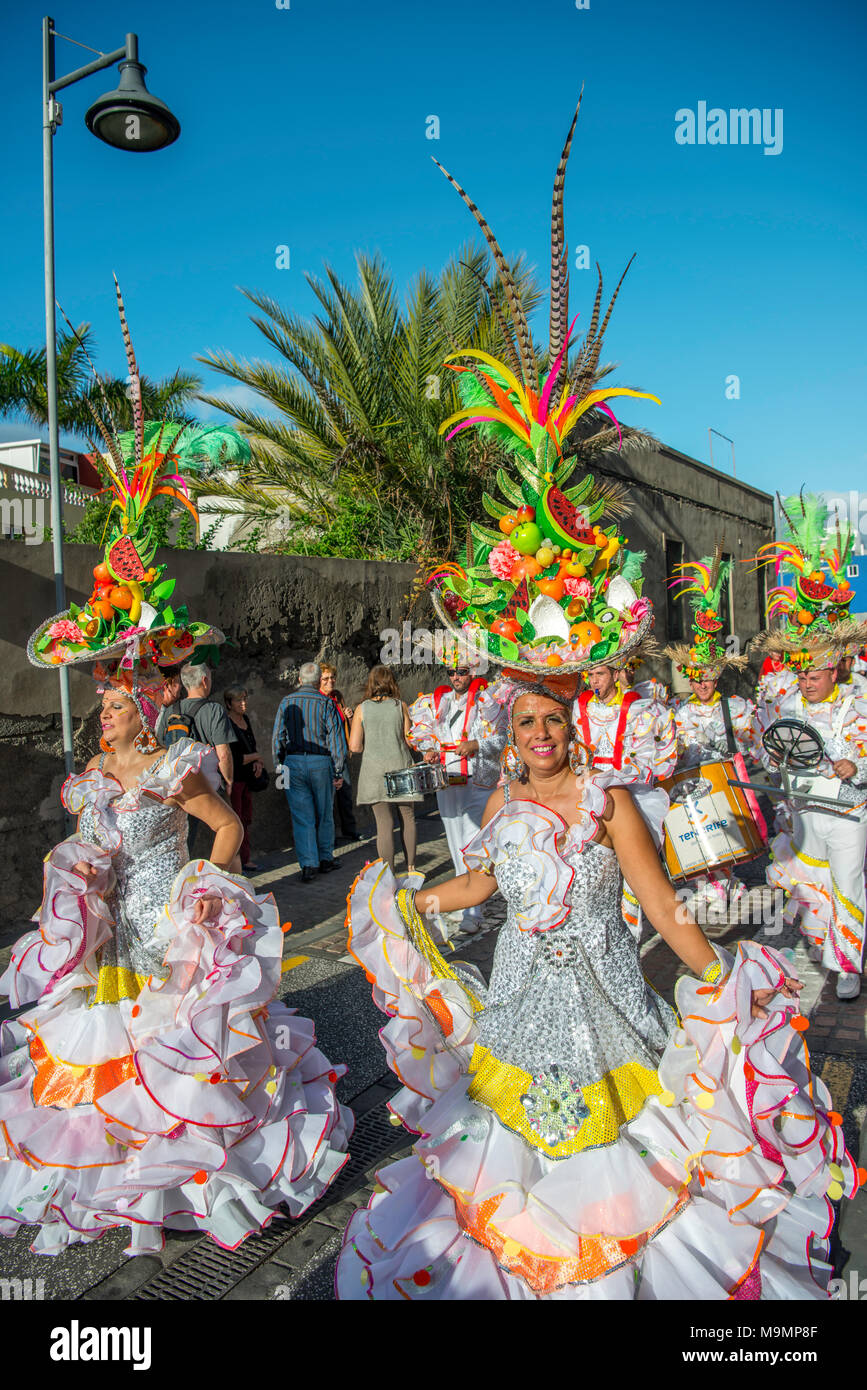 Las mujeres en trajes coloridos, Carnaval, carnaval callejero, Puerto de la  Cruz, Tenerife, Islas Canarias, España Fotografía de stock - Alamy