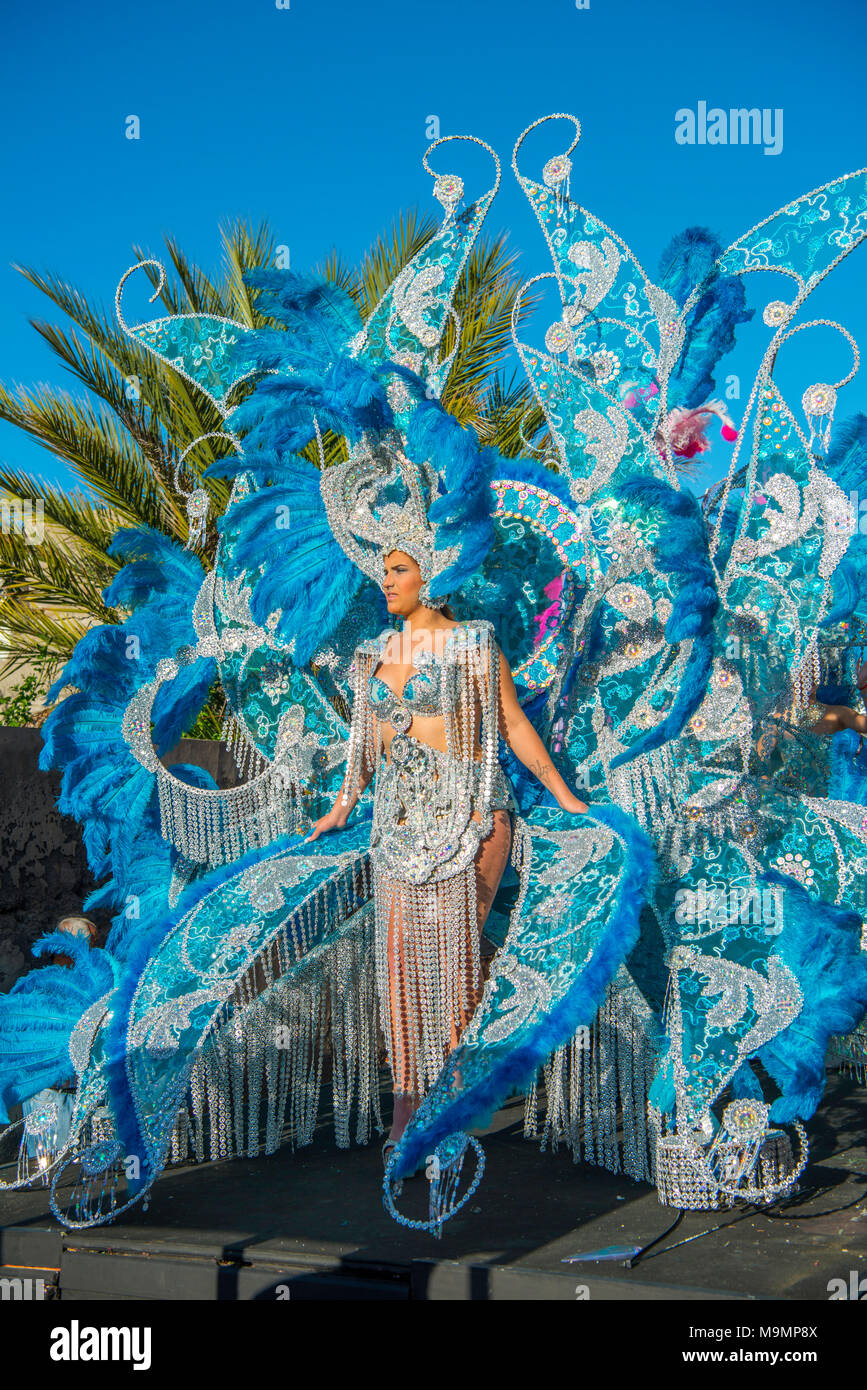 Mujer en traje de fantasía, Carnaval, carnaval callejero, Puerto de la  Cruz, Tenerife, Islas Canarias, España Fotografía de stock - Alamy